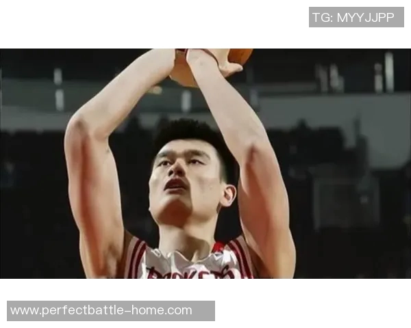 姚明原地灌篮震撼全场展现超凡篮球技巧与力量的完美结合