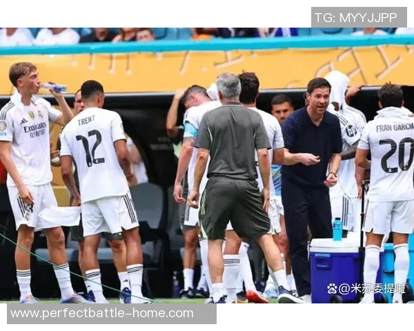 德甲激战：拜仁与皇马2比2平局引发争议判罚全场沸腾