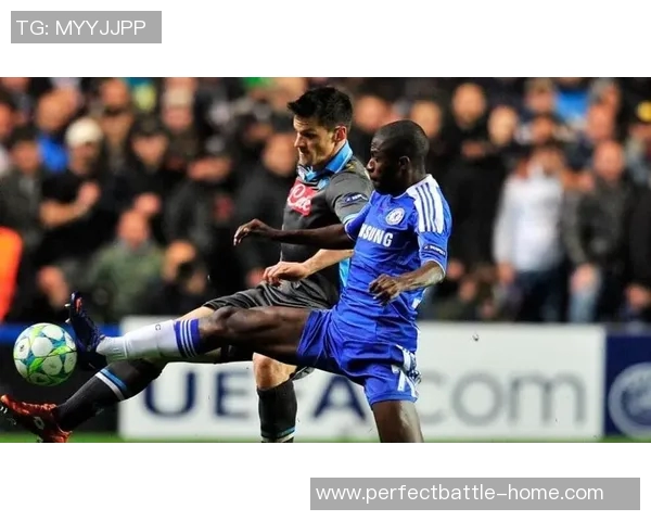 欧联杯激战那不勒斯与切尔西鏖战至平局补时瞬间引发全场狂欢 欧联杯激战那不勒斯与切尔西鏖战至平局补时瞬间引发全场狂欢